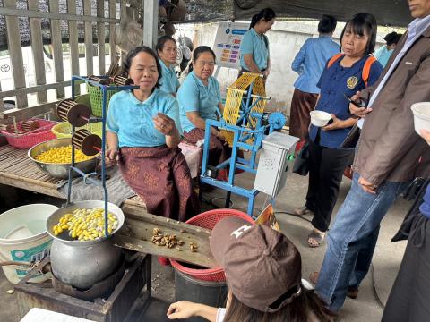 ต้อนรับคณะศึกษาดูงานจากกรมหม่อนไหม ณ กลุ่ม Tonmon silk บ้านหัวสะพาน