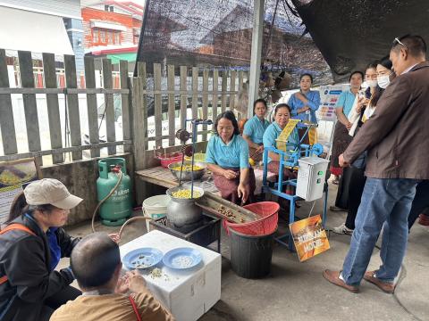 ต้อนรับคณะศึกษาดูงานจากกรมหม่อนไหม ณ กลุ่ม Tonmon silk บ้านหัวสะพาน