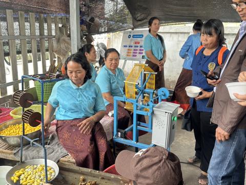 ต้อนรับคณะศึกษาดูงานจากกรมหม่อนไหม ณ กลุ่ม Tonmon silk บ้านหัวสะพาน