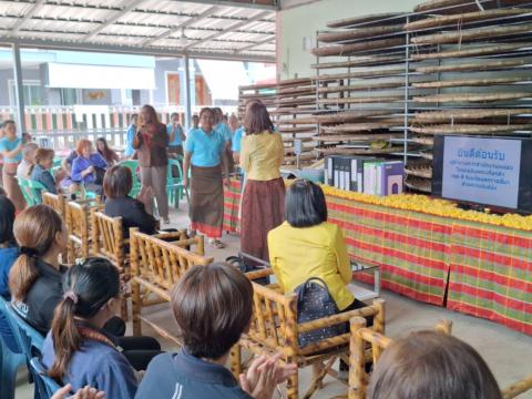 ต้อนรับคณะศึกษาดูงานจากกรมหม่อนไหม ณ กลุ่ม Tonmon silk บ้านหัวสะพาน