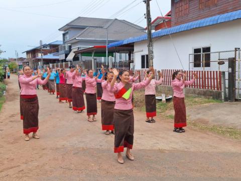 ต้อนรับคณะศึกษาดูงานจากกรมหม่อนไหม ณ กลุ่ม Tonmon silk บ้านหัวสะพาน