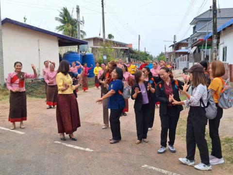 ต้อนรับคณะศึกษาดูงานจากกรมหม่อนไหม ณ กลุ่ม Tonmon silk บ้านหัวสะพาน