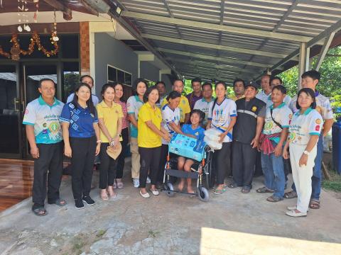 มอบอุปกรณ์ช่วยคนพิการ