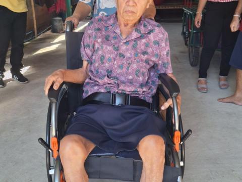 มอบอุปกรณ์ช่วยคนพิการ