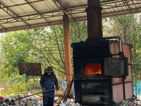 เจ้าหน้าที่จากสำนักงานทรัพยากรธรรมชาติเเละสิ่งเเวดล้อมจังหวัดบุรีรัมย์ได้ลงพื้นที่ติดตามการบริหารจัดการสถานที่กำจัดขยะมูลฝอย(เตาเผาขยะ)