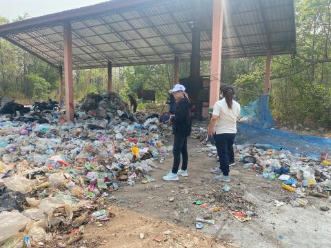 เจ้าหน้าที่จากสำนักงานทรัพยากรธรรมชาติเเละสิ่งเเวดล้อมจังหวัดบุรีรัมย์ได้ลงพื้นที่ติดตามการบริหารจัดการสถานที่กำจัดขยะมูลฝอย(เตาเผาขยะ)