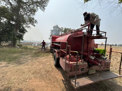 งานป้องกันและบรรเทาสาธารณภัย ออกปฏิบัติหน้าที่ดับไฟลามทุ่งในเขตพื้นที่องค์การบริหารส่วนตำบลบ้านยาง