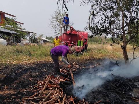 งานป้องกันและบรรเทาสาธารณภัย ออกปฏิบัติหน้าที่ดับไฟลามทุ่งในเขตพื้นที่องค์การบริหารส่วนตำบลบ้านยาง