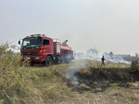 งานป้องกันและบรรเทาสาธารณภัย ออกปฏิบัติหน้าที่ดับไฟลามทุ่งในเขตพื้นที่องค์การบริหารส่วนตำบลบ้านยาง