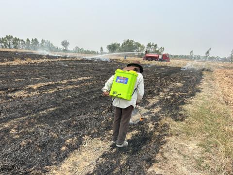 งานป้องกันและบรรเทาสาธารณภัย ออกปฏิบัติหน้าที่ดับไฟลามทุ่งในเขตพื้นที่องค์การบริหารส่วนตำบลบ้านยาง