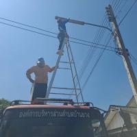 นายช่างไฟฟ้าออกซ่อมแซมไฟฟ้าส่องสว่างสาธารณะ