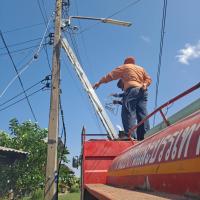 นายช่างไฟฟ้าออกซ่อมแซมไฟฟ้าส่องสว่างสาธารณะ