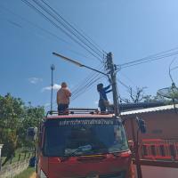 นายช่างไฟฟ้าออกซ่อมแซมไฟฟ้าส่องสว่างสาธารณะ
