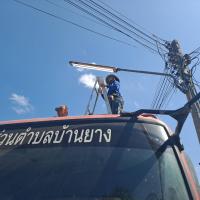 นายช่างไฟฟ้าออกซ่อมแซมไฟฟ้าส่องสว่างสาธารณะ