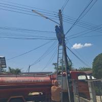 นายช่างไฟฟ้าออกซ่อมแซมไฟฟ้าส่องสว่างสาธารณะ