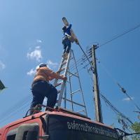 นายช่างไฟฟ้าออกซ่อมแซมไฟฟ้าส่องสว่างสาธารณะ