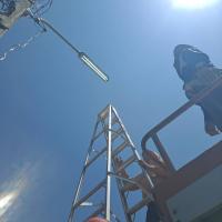 นายช่างไฟฟ้าออกซ่อมแซมไฟฟ้าส่องสว่างสาธารณะ