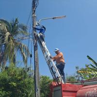 นายช่างไฟฟ้าออกซ่อมแซมไฟฟ้าส่องสว่างสาธารณะ
