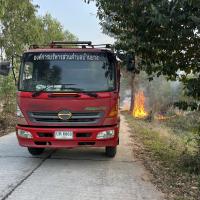 งานป้องกันและบรรเทาสาธารณภัยออกปฏิบัติหน้าที่ดับไฟลามทุ่งช่วยชาวบ้านในพื้นที่ตำบลบ้านยาง