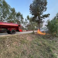 งานป้องกันและบรรเทาสาธารณภัยออกปฏิบัติหน้าที่ดับไฟลามทุ่งช่วยชาวบ้านในพื้นที่ตำบลบ้านยาง