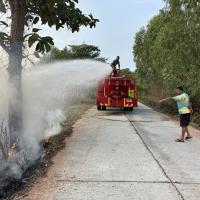 งานป้องกันและบรรเทาสาธารณภัยออกปฏิบัติหน้าที่ดับไฟลามทุ่งช่วยชาวบ้านในพื้นที่ตำบลบ้านยาง