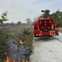 งานป้องกันและบรรเทาสาธารณภัยออกปฏิบัติหน้าที่ดับไฟลามทุ่งช่วยชาวบ้านในพื้นที่ตำบลบ้านยาง