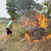 งานป้องกันและบรรเทาสาธารณภัยออกปฏิบัติหน้าที่ดับไฟลามทุ่งช่วยชาวบ้านในพื้นที่ตำบลบ้านยาง