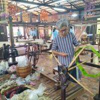 ศึกษาดูงานสืบสานงานศิลป์ ผ้าพื้นถิ่นย้อมดอกบัวแดง หมู่บ้านโนนกอก จังหวัดอุดรธานี