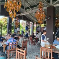 ศึกษาดูงานสืบสานงานศิลป์ ผ้าพื้นถิ่นย้อมดอกบัวแดง หมู่บ้านโนนกอก จังหวัดอุดรธานี